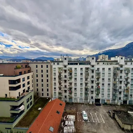 Spacious 80m2 - 8th Floor, Free Parking, Sleeps 5 Apartment